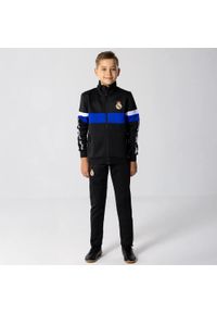 Dres piłkarski dziecięcy Real Madrid 24/25. Kolor: czarny. Materiał: dresówka. Styl: młodzieżowy, sportowy