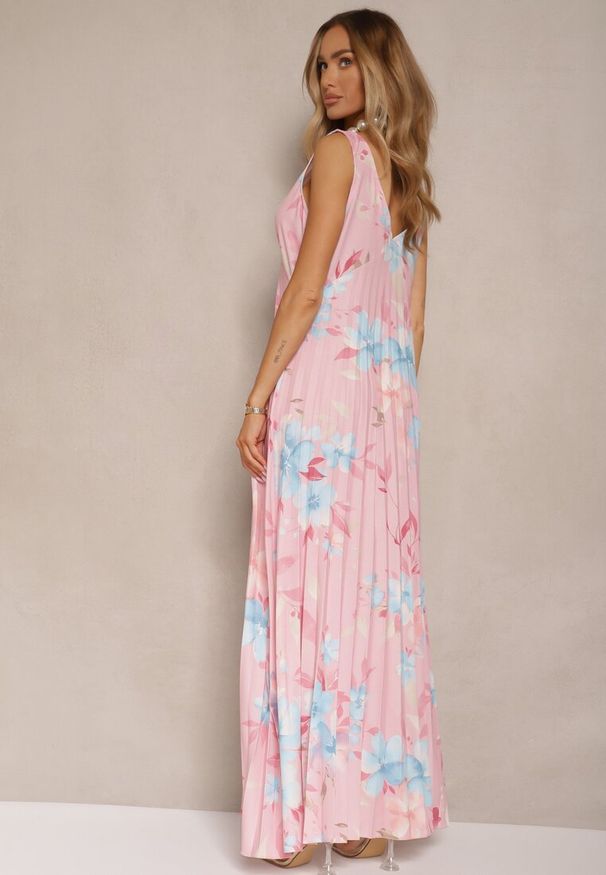 Renee - Różowa Plisowana Sukienka o Rozkloszowanym Fasonie na Szerokich Ramiączkach Nitanela. Typ kołnierza: dekolt w serek. Kolor: różowy. Materiał: materiał. Długość rękawa: na ramiączkach. Typ sukienki: plisowane. Styl: elegancki