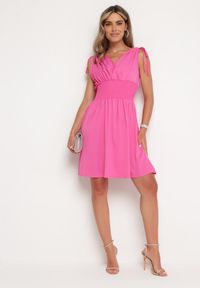 Born2be - Różowa Sukienka z Kopertowym Dekoltem Ściągana na Ramionach z Gumką w Talii Cornia. Typ kołnierza: dekolt kopertowy. Kolor: różowy. Typ sukienki: kopertowe #4
