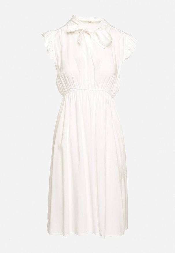 Born2be - Biała Rozkloszowana Sukienka z Wiązanym Dekoltem i Gumką w Pasie Ozdobiona Falbanką Dimonima. Kolor: biały. Materiał: bawełna, wiskoza. Wzór: aplikacja. Typ sukienki: rozkloszowane. Styl: retro, elegancki