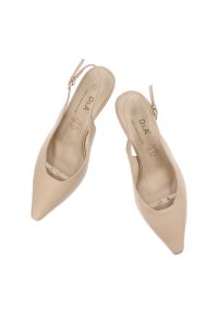 Czółenka damskie S.Barski, cholewka ze skóry naturalnej z odkrytą piętą na smukłym obcasie z regulowanym paskiem i subtelną ozdobą, beżowe, CR61-3098. Okazja: na spotkanie biznesowe. Nosek buta: szpiczasty. Zapięcie: pasek. Kolor: beżowy. Szerokość cholewki: normalna. Wzór: aplikacja. Materiał: skóra. Obcas: na obcasie. Styl: biznesowy, elegancki. Wysokość obcasa: średni #6