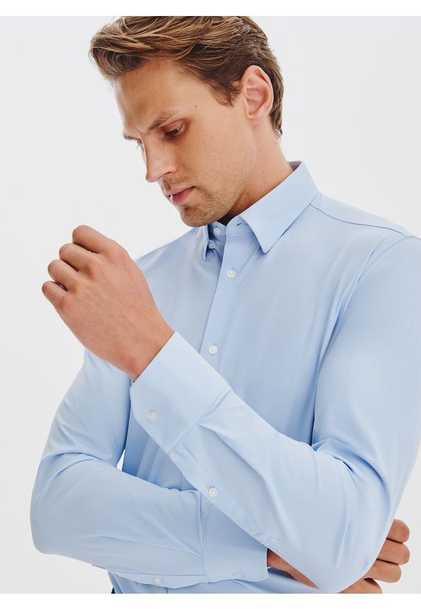 Pako Lorente - PAKO LORENTE – Niebieska dzianinowa koszula męska. Typ kołnierza: kołnierzyk klasyczny. Kolor: czarny, biały, niebieski. Materiał: dzianina. Długość rękawa: długi rękaw. Długość: długie. Wzór: gładki. Styl: klasyczny