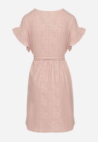 Born2be - Ciemnoróżowa Sukienka Ozdobiona Falbankami i Paskiem Izulira. Typ kołnierza: kołnierz z falbankami. Kolor: różowy. Wzór: aplikacja. Styl: elegancki #3