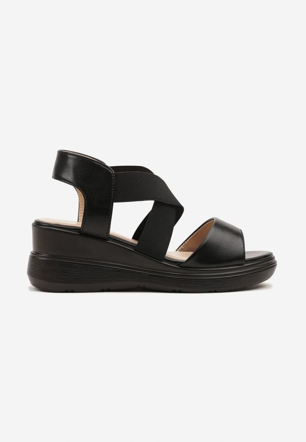 Born2be - Czarne Sandały na Tłoczonym Koturnie Mevire. Okazja: na co dzień. Zapięcie: pasek. Kolor: czarny. Sezon: lato. Obcas: na koturnie. Styl: casual, elegancki