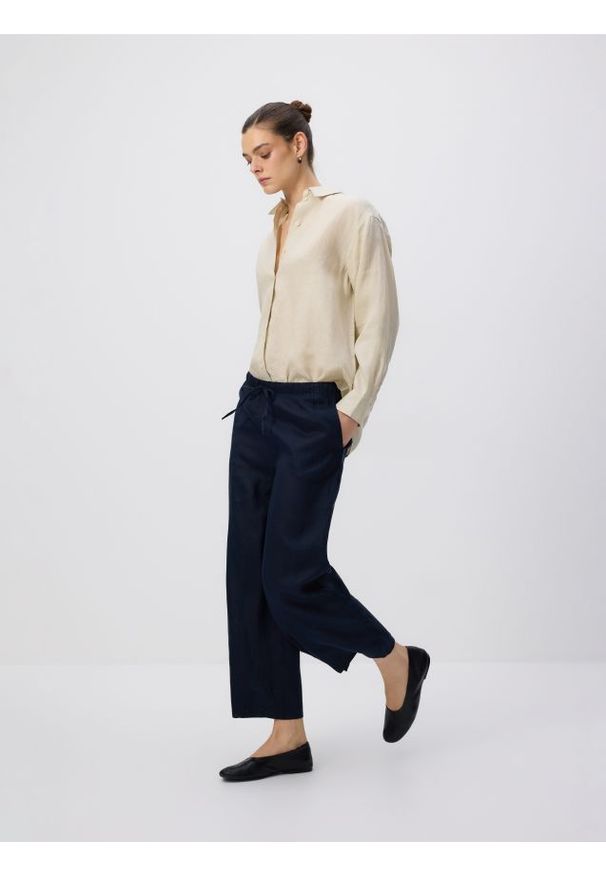 Reserved - Lniane spodnie z wiązaniem - granatowy. Kolor: niebieski. Materiał: len