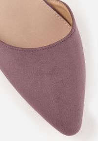 Renee - Jasnofioletowe Czółenka na Słupku Vices ze Skórzaną Wkładką i Paskiem Wokół Kostki Eveliri. Okazja: na co dzień, na ślub cywilny, na randkę, na wesele, do pracy. Zapięcie: pasek. Kolor: fioletowy. Materiał: skóra. Obcas: na słupku. Styl: casual #3