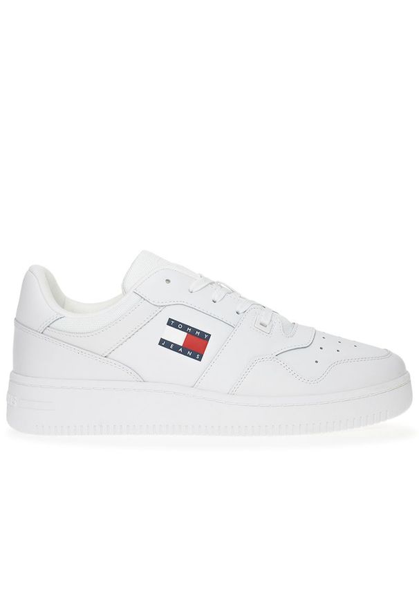 Buty Tommy Jeans TJM Retro Basket Ess EM0EM01395-YBR - białe. Zapięcie: sznurówki. Kolor: biały. Materiał: skóra. Szerokość cholewki: normalna. Wzór: aplikacja. Obcas: na platformie