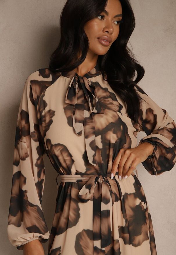 Renee - Ciemnobeżowa Sukienka o Pudełkowym Kroju w Kwiatowy Wzór Ozdobiona Paskiem Acexia. Okazja: na co dzień, na spotkanie biznesowe, do pracy. Kolor: beżowy. Materiał: skóra. Wzór: aplikacja, kwiaty. Styl: biznesowy, casual, klasyczny