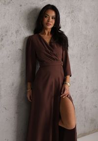 Renee - Brązowa Elegancka Sukienka o Kopertowym Kroju Zdobiona Aplikacją w Talii Zilendra. Kolor: brązowy. Wzór: aplikacja. Typ sukienki: kopertowe. Styl: elegancki #4