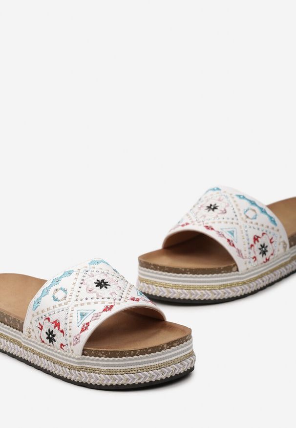 Renee - Białe Klapki Boho na Niskiej Platformie Ozdobione Plecionką i Cyrkoniami Giratsa. Kolor: biały. Materiał: jeans. Wzór: aplikacja. Sezon: lato. Obcas: na platformie. Styl: boho