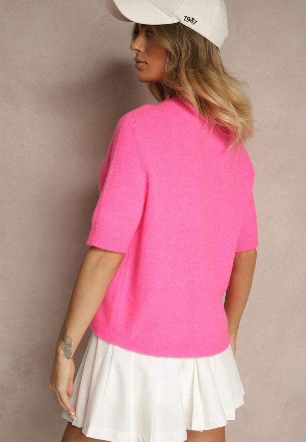Renee - Fuksjowy Sweter o Fasonie T-shirtu z Wełną Dannirae. Okazja: na co dzień. Kolor: różowy. Materiał: wełna. Długość rękawa: krótki rękaw. Długość: krótkie. Styl: casual, elegancki