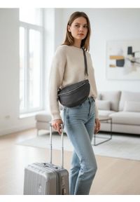 Sinsay - Saszetka nerka na regulowanym pasku z imitacji skóry - czarny. Kolor: czarny. Materiał: skóra #1