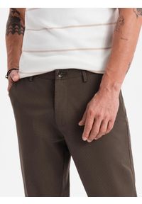 Ombre Clothing - Spodnie męskie chino REGULAR FIT z delikatną strukturą – brązowe V3 - Rozmiar: M. Okazja: na co dzień. Kolor: brązowy. Materiał: tkanina, elastan, bawełna. Styl: klasyczny, casual #7