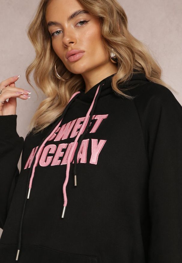 Renee - Czarna Bluza o Fasonie Kangurki Ozdobiona Napisem Taron. Kolor: czarny. Materiał: dzianina. Wzór: napisy, aplikacja. Sezon: zima
