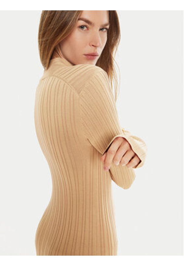 IVY & OAK - IVY OAK Sukienka dzianinowa Kourtney IO113144 Beżowy Slim Fit. Kolor: beżowy. Materiał: wiskoza