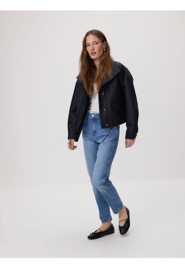 Reserved - Jeansy boyfriend slim - niebieski. Kolor: niebieski