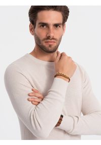 Ombre Clothing - Sweter męski z teksturą i półokrągłym dekoltem - beżowy V6. Kolor: beżowy. Materiał: akryl, bawełna. Długość rękawa: długi rękaw. Długość: długie. Wzór: aplikacja #5