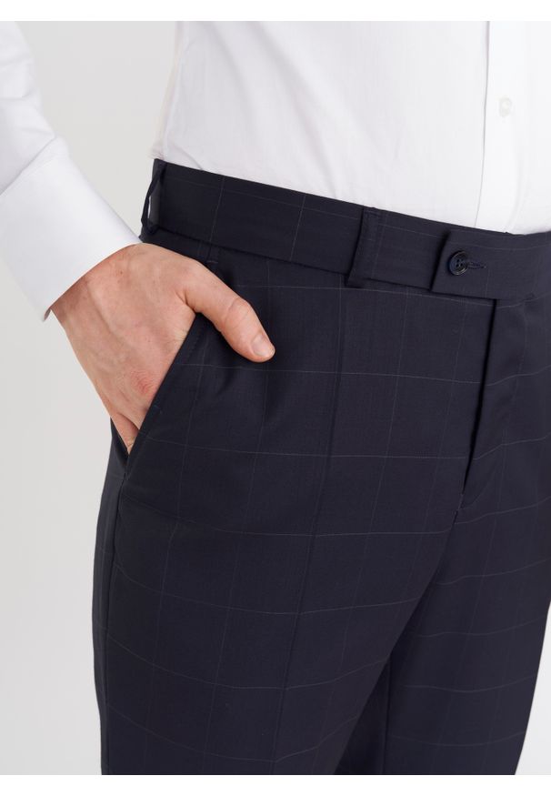 Pako Lorente - PAKO LORENTE – Granatowe spodnie garniturowe w subtelną kratę. Kolor: niebieski. Materiał: wełna. Styl: klasyczny, elegancki