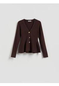 Reserved - Sweter z dekoracyjnymi guzikami - brązowy. Kolor: brązowy. Materiał: wiskoza, dzianina