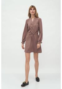 Nife - Wiskozowa koszulowa sukienka wiązana w talii w kolorze mocca. Okazja: do pracy. Materiał: wiskoza. Typ sukienki: koszulowe #4