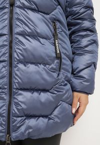 Born2be - Granatowa Kurtka z Pikowanymi Przeszyciami i Odpinanym Futerkiem przy Kapturze Vensie. Okazja: na co dzień. Kolekcja: plus size. Kolor: niebieski. Materiał: futro. Styl: casual, klasyczny, elegancki