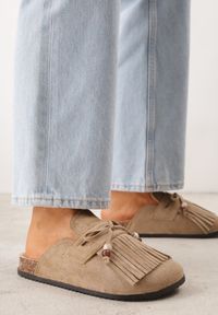 Born2be - Ciemnobeżowe Płaskie Klapki Mule Zdobione Frędzlami i Kokardką z Koralikami Petlame. Okazja: na co dzień. Kolor: beżowy. Materiał: jeans, len. Wzór: aplikacja. Sezon: lato. Styl: boho, casual, elegancki #1