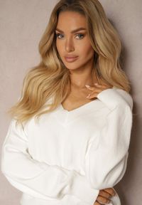 Renee - Biały Klasyczny Sweter z Wiskozą i Kaszmirem Marirra. Okazja: na co dzień, do pracy. Typ kołnierza: dekolt w serek. Kolor: biały. Materiał: wiskoza, kaszmir. Styl: klasyczny #2