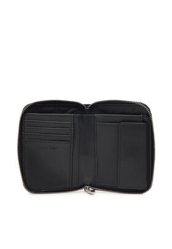 Calvin Klein Portfel Embossed Logo Medium Zip Around K60K612965 Czarny. Kolor: czarny. Materiał: skóra