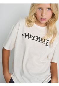 Sinsay - Koszulka z nadrukiem Mindfull - kremowy. Kolor: kremowy. Wzór: nadruk #1