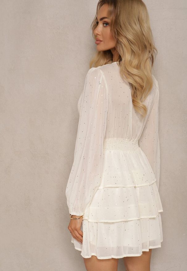 Renee - Jasnobeżowa Rozkloszowana Sukienka Mini z Metalicznym Nadrukiem i Falbankami Enrilea. Okazja: na imprezę. Typ kołnierza: kołnierz z falbankami. Kolor: beżowy. Wzór: nadruk. Długość: mini