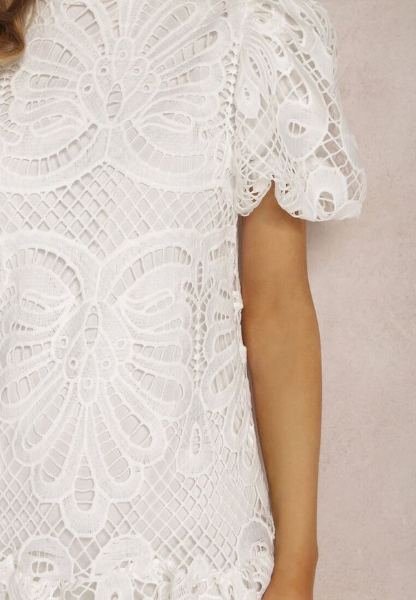 Renee - Biała Sukienka Amathinna. Typ kołnierza: kołnierzyk stójkowy. Kolor: biały. Materiał: tkanina, koronka. Wzór: ażurowy, aplikacja, koronka, jednolity. Sezon: lato. Styl: retro, wizytowy. Długość: mini