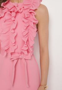 Born2be - Różowy Koktajlowy Kombinezon z Żabotem Szerokimi Nogawkami i Paskiem w Talii Uenelsea. Kolor: różowy. Styl: wizytowy #7