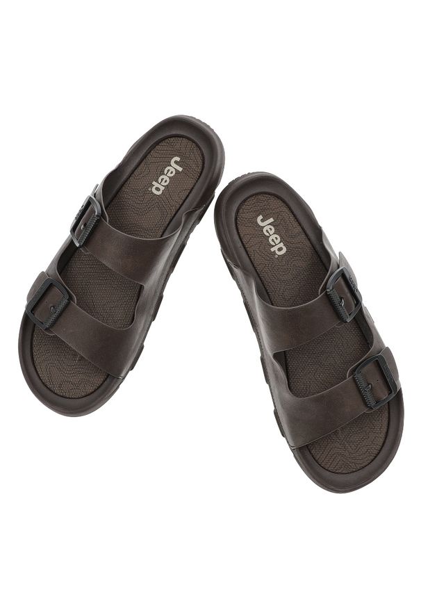 Brązowe Klapki Jeep Modne Obuwie Męskie. Kolor: brązowy. Materiał: materiał. Wzór: paski. Sezon: lato. Styl: klasyczny