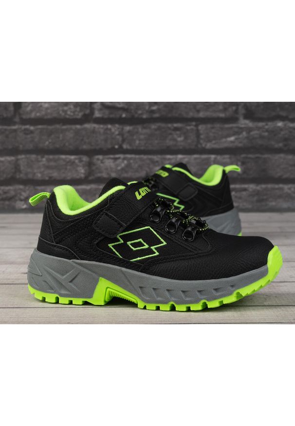 LOTTO - Buty dziecięce sportowe na rzep Lotto WOODLARK K. Zapięcie: rzepy. Kolor: wielokolorowy, szary, czarny, zielony. Sport: turystyka piesza