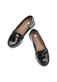 Czarne Modne Półbuty Armodo Stylowe Obuwie Damskie. Okazja: na spotkanie biznesowe. Zapięcie: klamry. Kolor: czarny. Materiał: skóra, lakier. Styl: elegancki #4