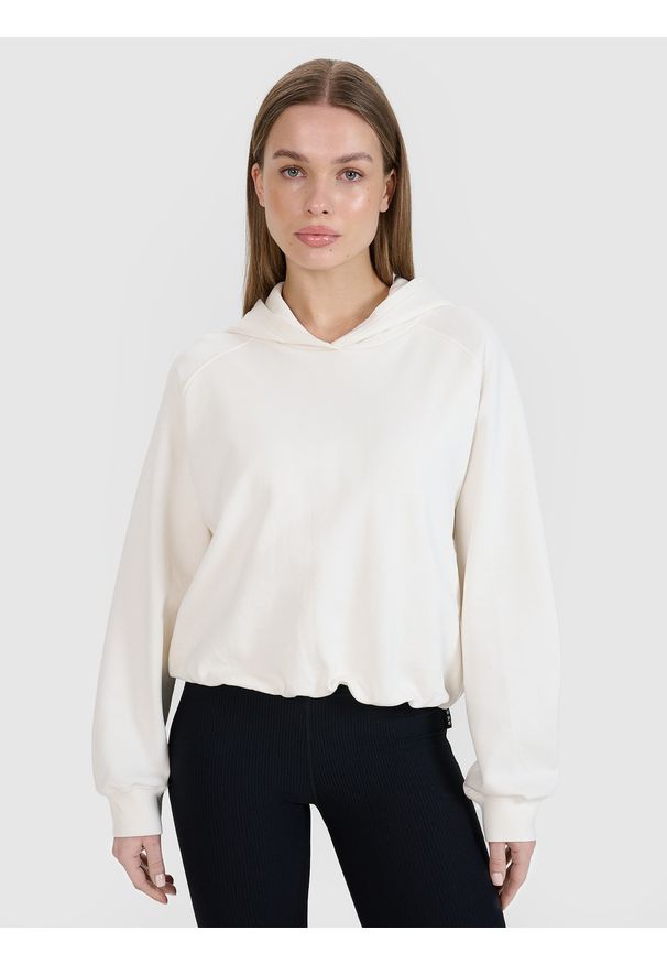 4f - 4F Bluza dresowa cropped nierozpinana z kapturem damska 4F x Anna Lewandowska - biała XL. Okazja: na co dzień. Typ kołnierza: kaptur. Kolor: biały. Materiał: dresówka. Długość rękawa: raglanowy rękaw. Wzór: gładki, ze splotem. Styl: sportowy, elegancki, casual