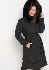 Born2be - Czarna Pikowana Kurtka z Wiązanym Paskiem i Kapturem z Futerkiem Veratta. Okazja: na co dzień. Kolor: czarny. Materiał: futro. Styl: elegancki, casual #1