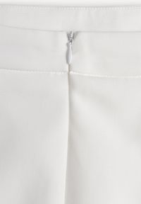 Renee - Biała Ołówkowa Spódnica VICES w Stylu Basic Fretima. Okazja: na co dzień, na komunię. Kolor: biały. Materiał: dzianina. Styl: casual, elegancki #6