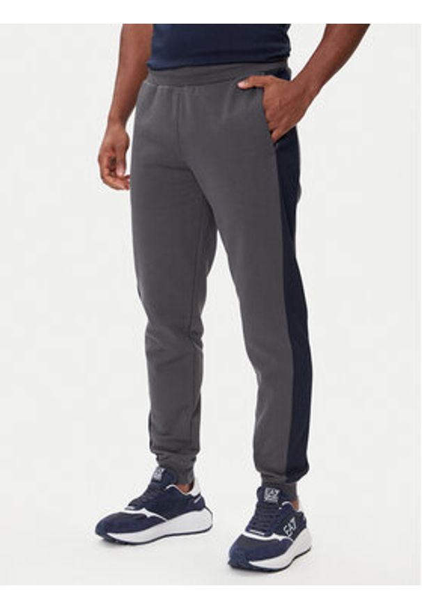 EA7 Emporio Armani Dres 7M000941 AF10377 U8117 Szary Regular Fit. Kolor: szary. Materiał: bawełna