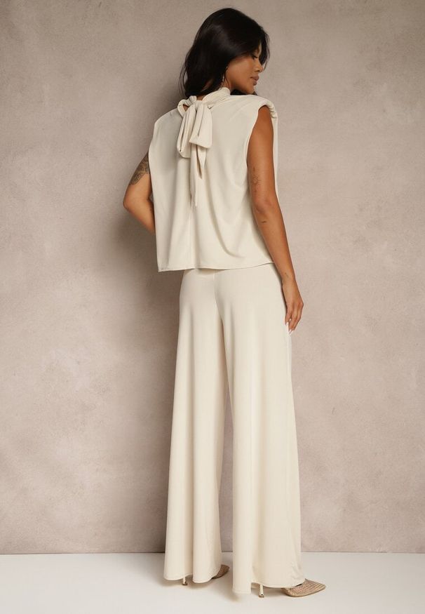 Renee - Beżowy Komplet Spodnie o Szerokim Kroju i Bluzka Ozdobiona Wiązaniem Halomia. Kolor: beżowy. Wzór: aplikacja