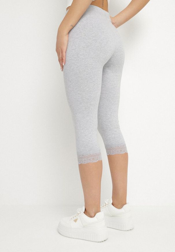Born2be - Szare Legginsy Bawełniane z Elastyczną Gumką i Koronką na Nogawkach Efrine. Okazja: na co dzień, na spacer. Kolor: szary. Materiał: bawełna, koronka. Wzór: koronka. Sezon: lato. Styl: casual