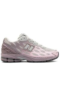Buty New Balance U1906WFA - różowe. Kolor: różowy. Materiał: materiał, syntetyk, guma. Szerokość cholewki: normalna. Sport: turystyka piesza