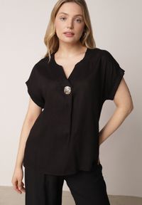 Born2be - Czarna Nietoperzowa Bluzka z Krótkim Rękawem z Lnem i Wiskozą Isirtila. Okazja: do pracy, na co dzień. Kolor: czarny. Materiał: wiskoza, len. Długość rękawa: krótki rękaw. Długość: krótkie. Sezon: lato. Styl: elegancki, klasyczny, casual #1
