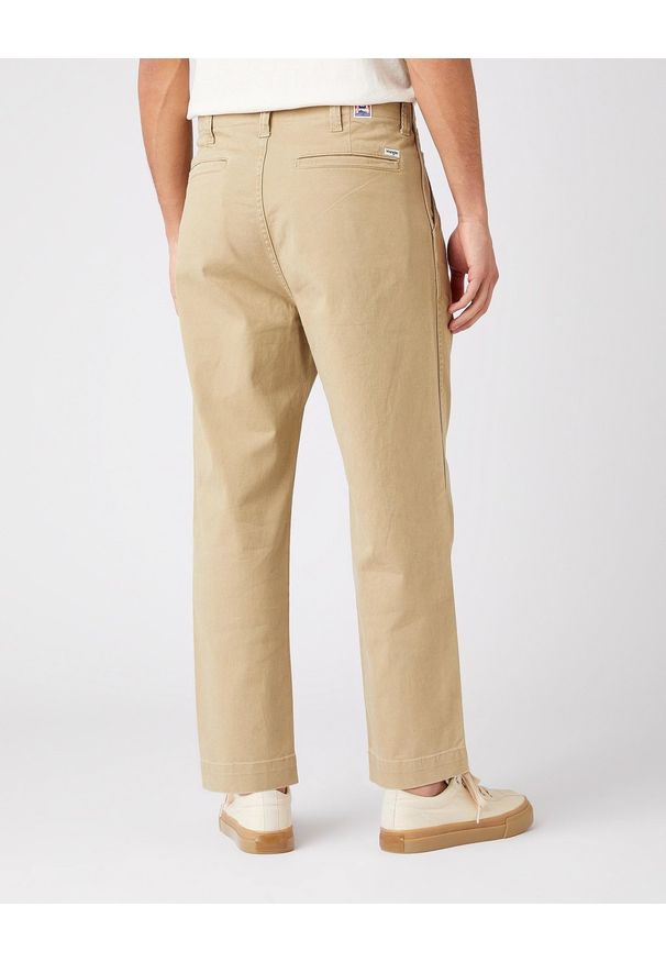 Wrangler - MĘSKIE SPODNIE MATERIAŁOWE WRANGLER CASEY PLEATED CHINO SADDLE W15L50327 112141177. Materiał: materiał