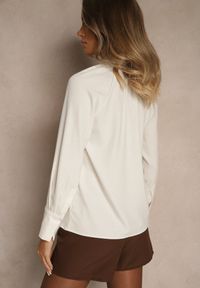 Renee - Jasnobeżowa Bluzka Vices Ozdobiona Kokardą Overile. Okazja: na co dzień. Typ kołnierza: kokarda. Kolor: beżowy. Materiał: jeans. Wzór: aplikacja. Styl: klasyczny, casual, elegancki #8