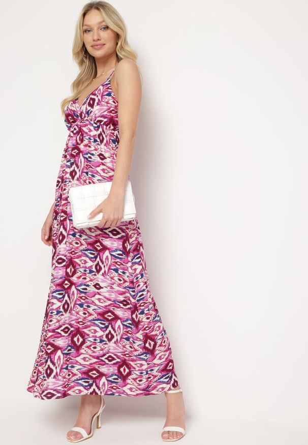 Born2be - Fuksjowa Sukienka z Wiskozy na Cienkich Regulowanych Ramiączkach z Gumką w Pasie Bellamoon. Okazja: na co dzień, na spacer. Typ kołnierza: dekolt w kształcie V. Kolor: różowy. Materiał: wiskoza. Długość rękawa: na ramiączkach. Typ sukienki: rozkloszowane. Styl: casual, elegancki