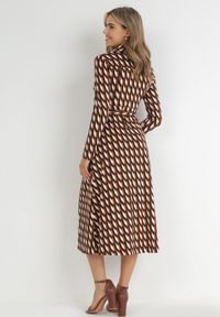 Born2be - Brązowa Sukienka Koszulowa w Geometryczny Wzór Kelsam. Kolor: brązowy. Wzór: geometria. Typ sukienki: koszulowe. Styl: elegancki #2
