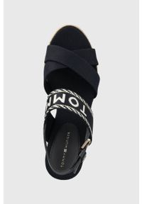 TOMMY HILFIGER - Tommy Hilfiger sandały SEASONAL WEBBING MID WEDGE damskie kolor granatowy na koturnie FW0FW07091. Zapięcie: klamry. Kolor: niebieski. Materiał: bawełna, guma. Obcas: na koturnie #5
