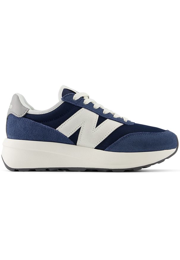 Buty dziecięce New Balance GS370AG – granatowe. Kolor: niebieski. Materiał: zamsz, skóra. Szerokość cholewki: normalna. Sezon: lato