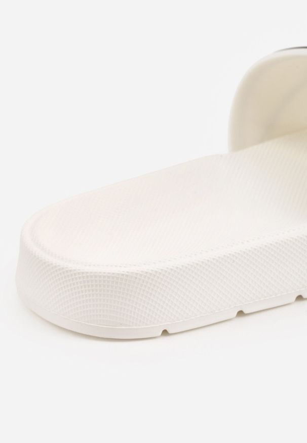 Born2be - Białe Klapki Basenowe z Piankowego Materiału Throneosis. Okazja: do domu, na co dzień. Kolor: biały. Materiał: materiał. Sezon: lato. Styl: sportowy, wakacyjny, casual